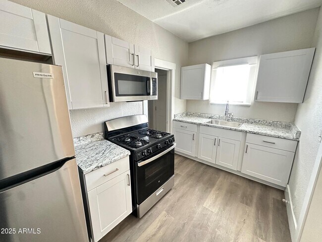 2032 W ADAMS St Phoenix, AZ 85009