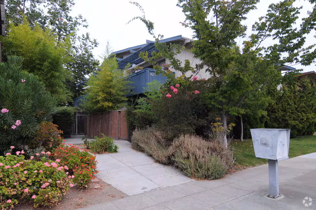 1621 Maurice Lane