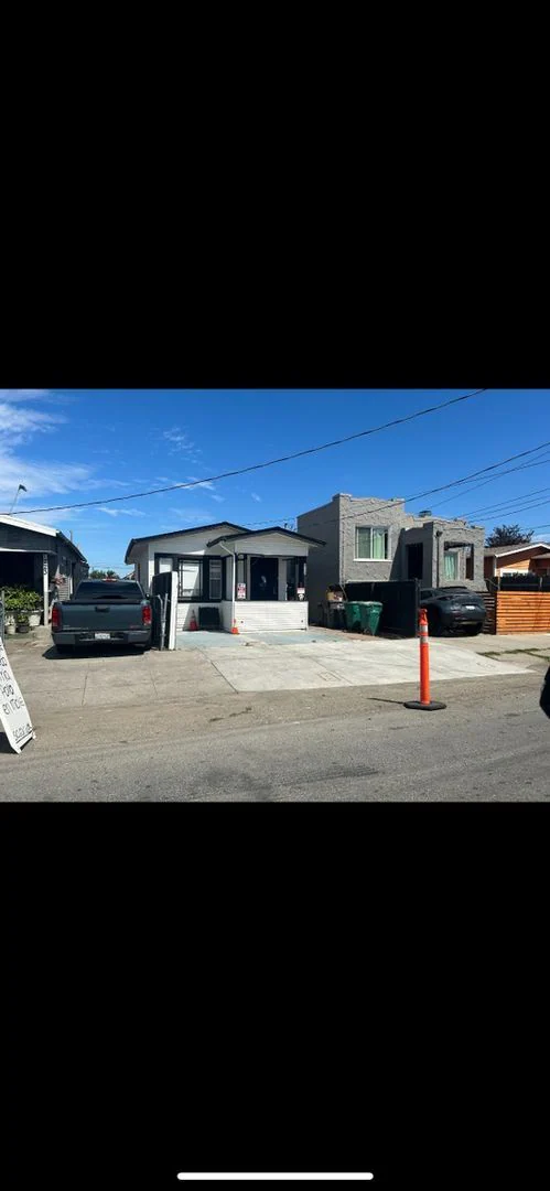 1 Bedroom 1 bad home Duplex in Oakland