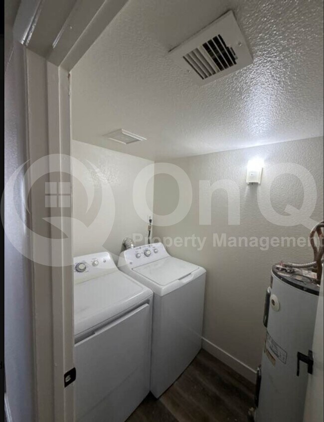 2807 E Paradise Ln Phoenix, AZ 85032