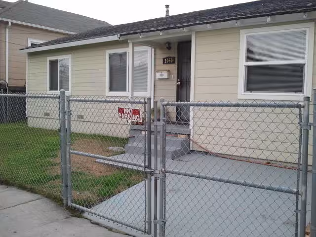 3 Bedroom 1 Bathroom House in Oakland
