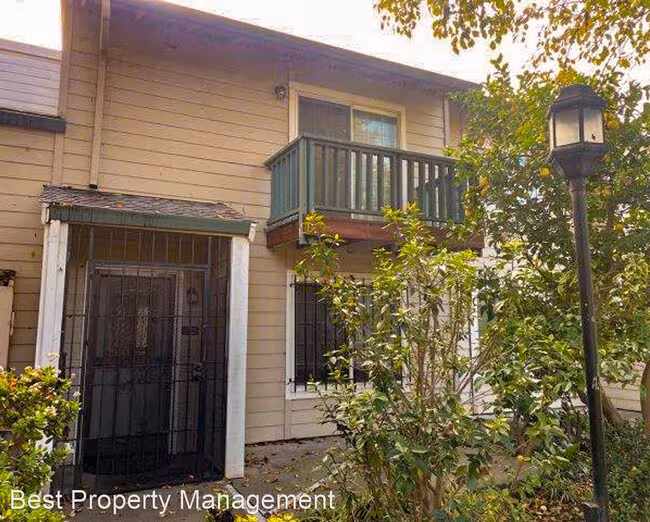 Updated 4 Bedroom 2 Bath Townhome in Union City