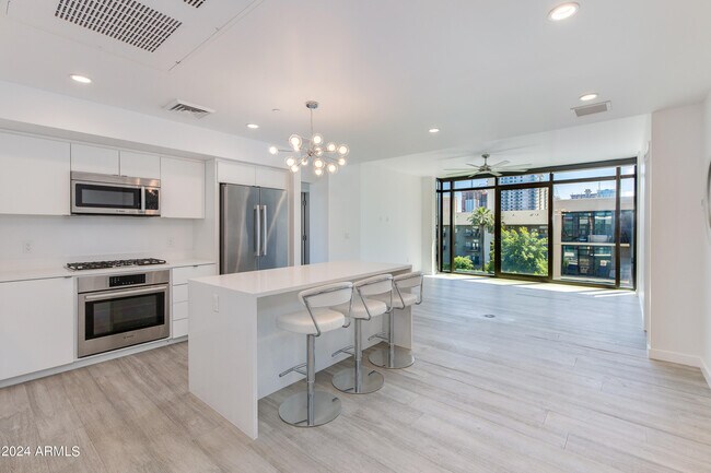200 W Portland St Phoenix, AZ 85003