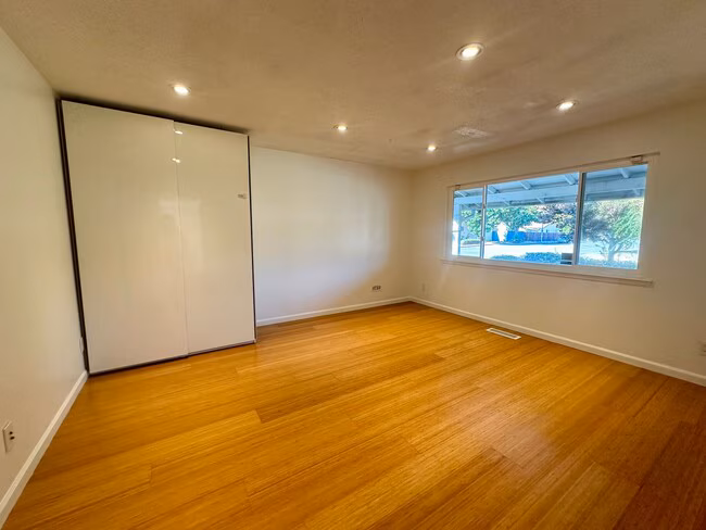 2464 Lambert Place