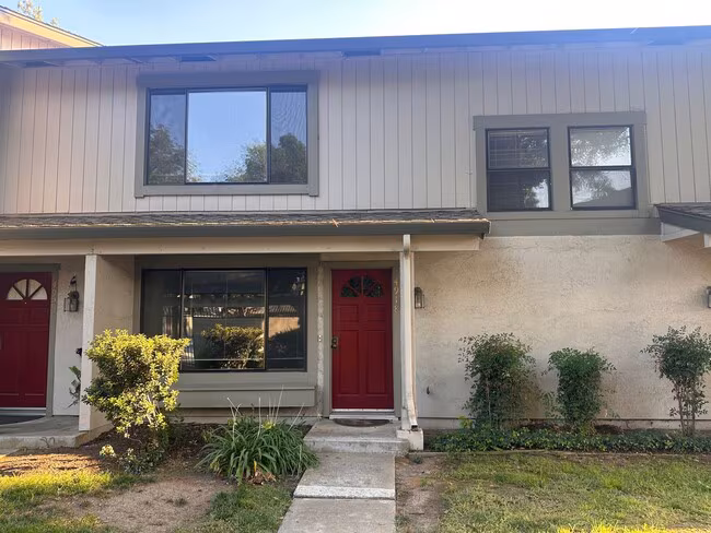 Clean 2 Bedroom 1.5 Bath Townhome in Park-like Community