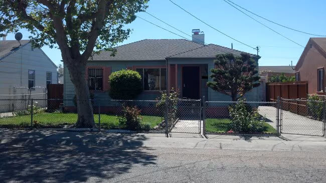 2+ Bedroom 1 Bath House in Oakland