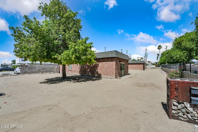 7956 W Glendale Ave Glendale, AZ 85303