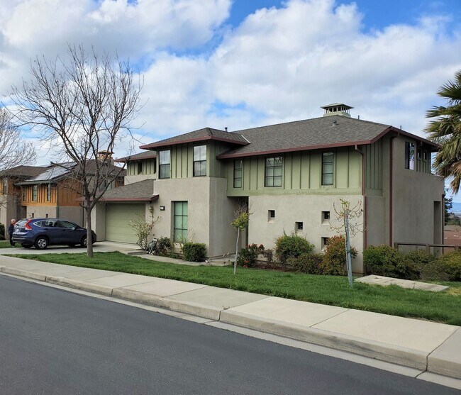 Wonderful 5bd / 3.5ba with 2 master suites