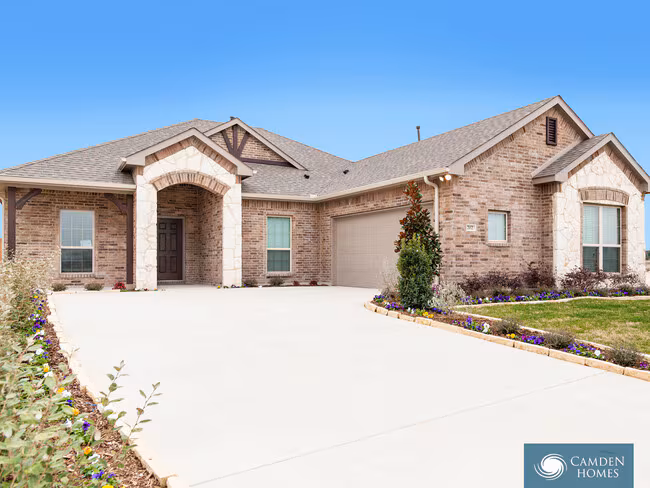 217 Village Dr Red Oak, TX 75154