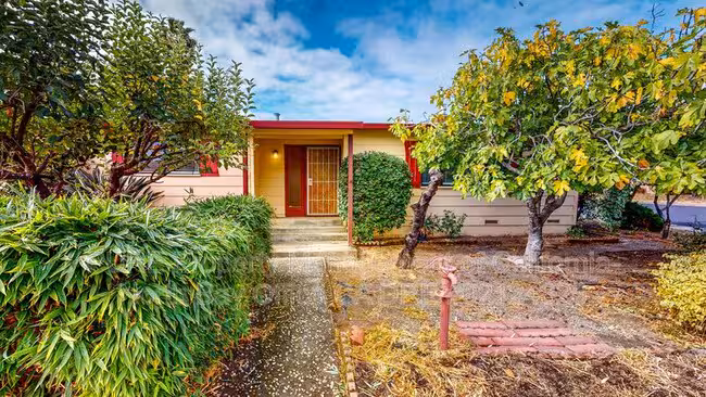 325 Josephine Dr Cloverdale, CA 95425