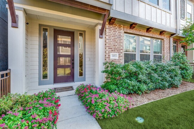 1053 Manacor Ln Dallas, TX 75212
