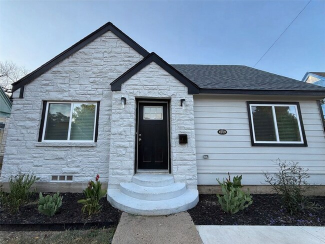 1019 East Waco Avenue