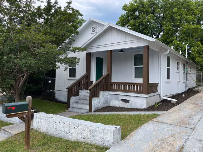 1904 E 10th St Austin, TX 78702