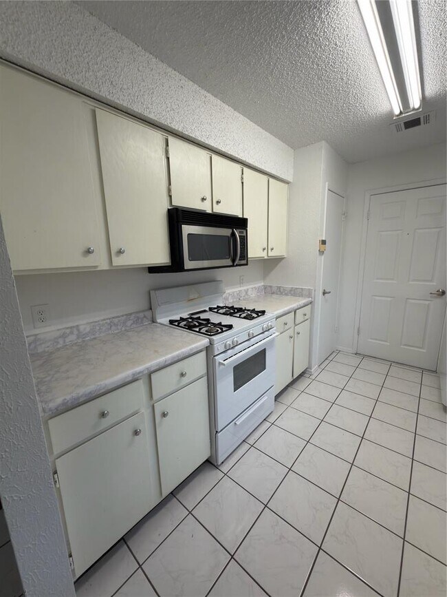 5601 Porsche Ln Austin, TX 78749
