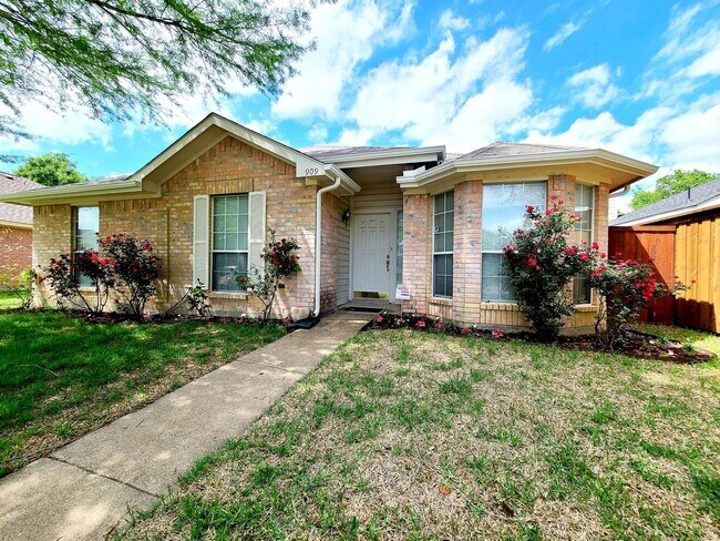909 Crestwood Drive