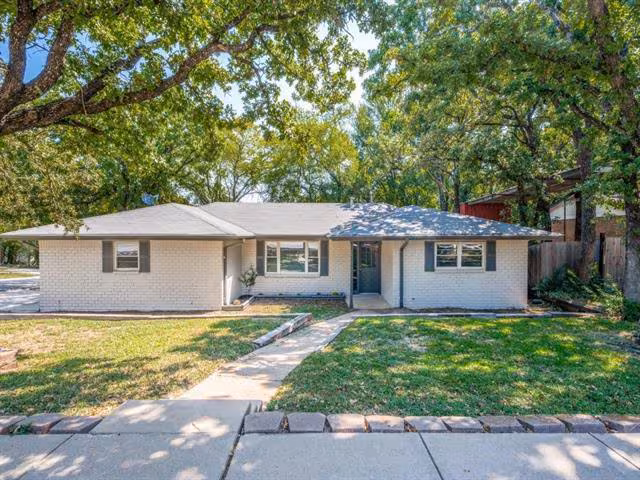 1108 Wade Dr Bedford, TX 76022