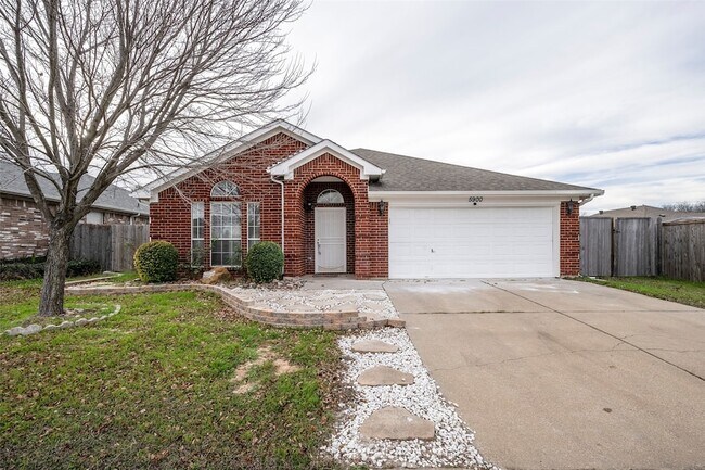5900 Rising Meadow Dr Arlington, TX 76018