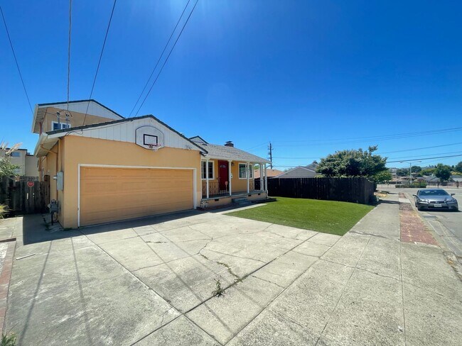 Beautiful Spacious 4 Bedroom / 2 Bathroom Home