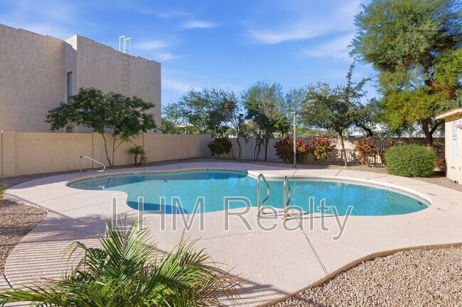 15818 N 25th St Phoenix, AZ 85032