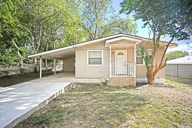 633 S Academy Ave New Braunfels, TX 78130