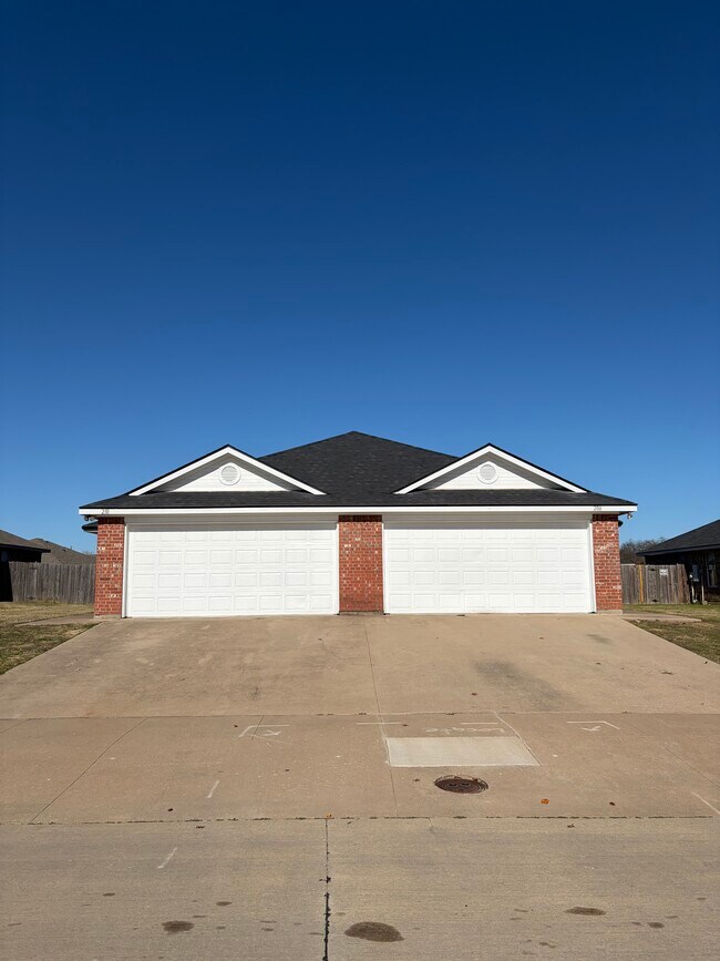 208 Robin St Crowley, TX 76036