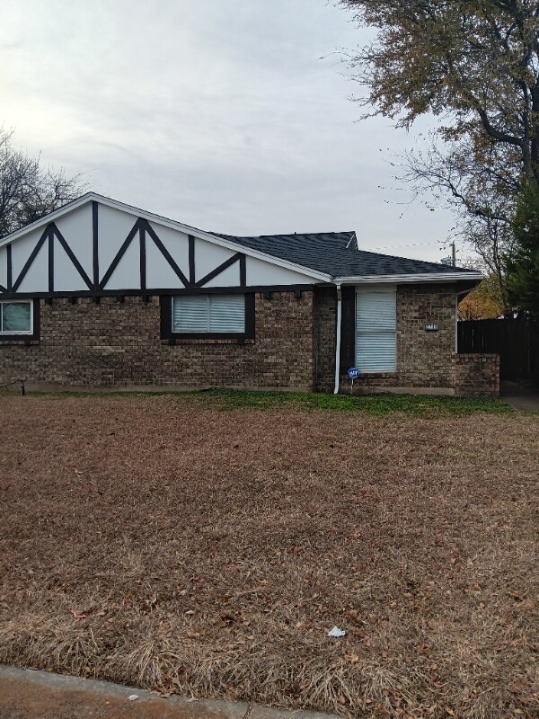 2746 Meadow Gate Ln Dallas, TX 75237