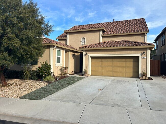 Beautiful 5 Bedroom 3 Bathroom in Quiet Neighborhood