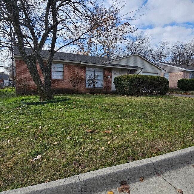 534 Holly Ln Duncanville, TX 75116