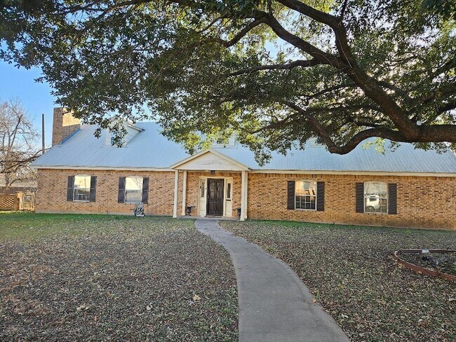 710 N Avenue C Elgin, TX 78621