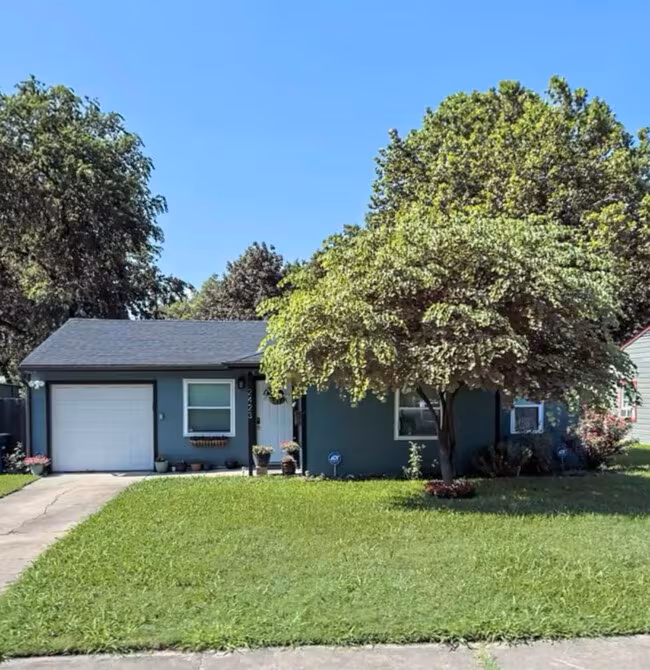 2423 Healey Dr Dallas, TX 75228