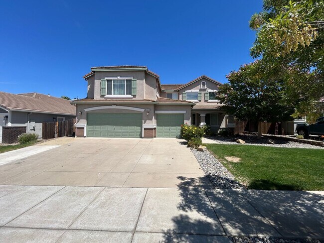 Beautiful 4 Bedroom 3 Bathroom in Quiet Neighborhood
