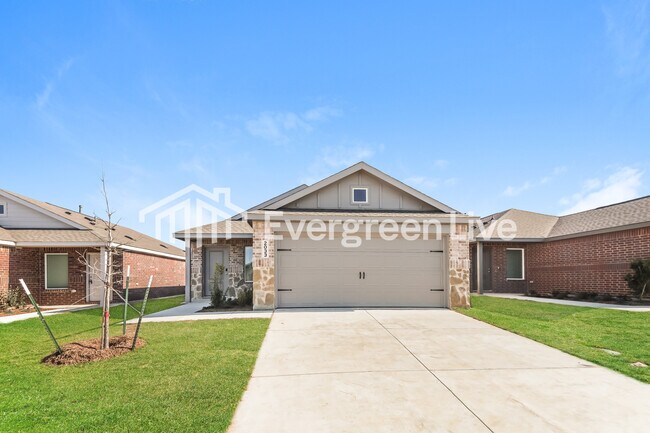 2033 Belgian Dr Aubrey, TX 76227