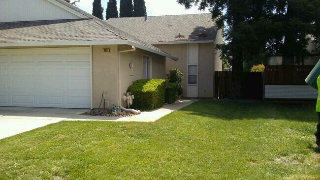 Perfect 3 Bed 2 Bath Townhouse with Large Yard in Brentwood