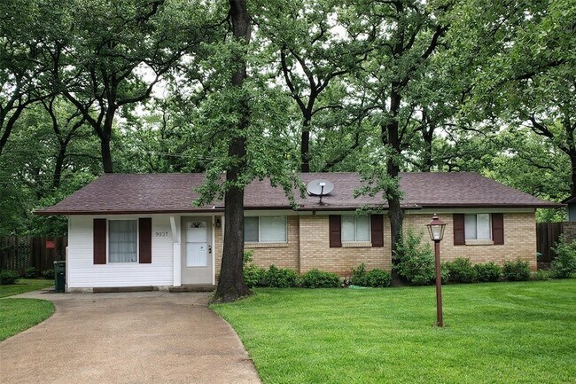 1911 Mimosa Dr Arlington, TX 76012