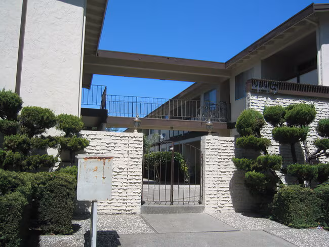 445 Acalanes Dr Sunnyvale, CA 94086
