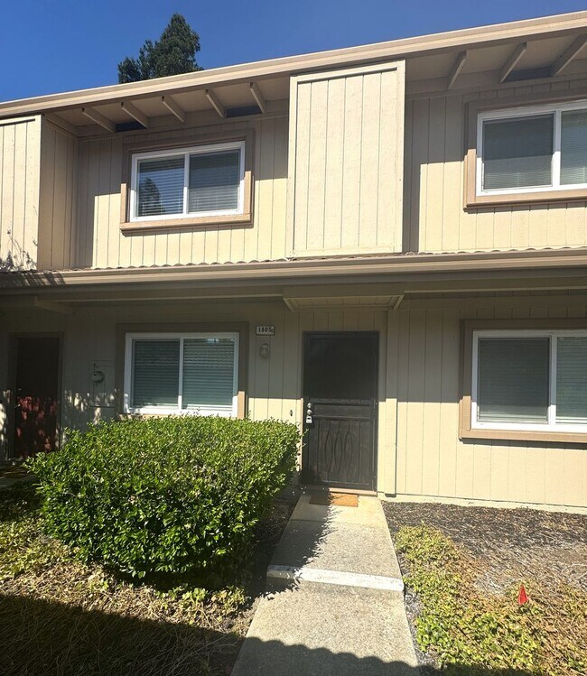 1805 Chinquapin Court