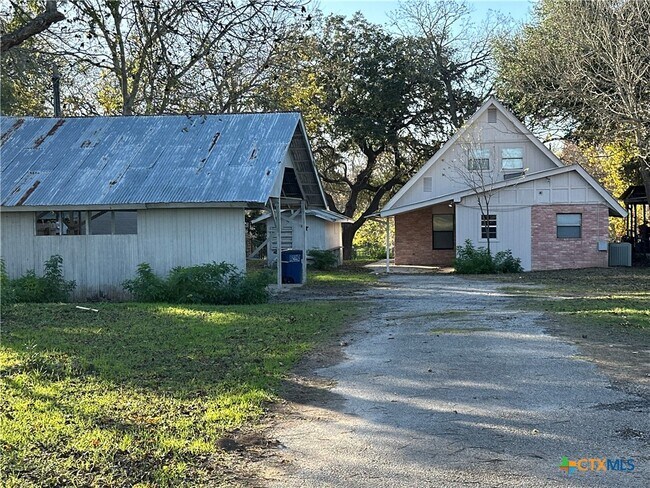 882 Buerger Ln Seguin, TX 78155