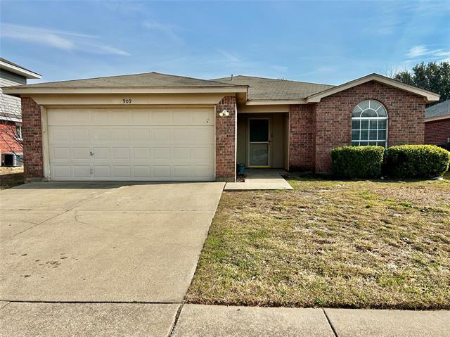 909 Meadowlark Dr Saginaw, TX 76131