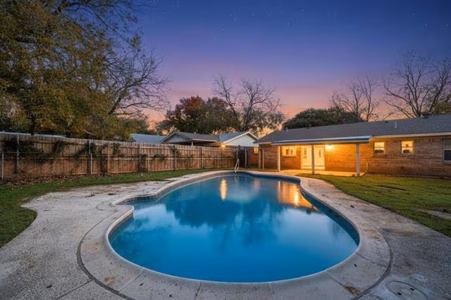 413 Simmons Dr Hurst, TX 76053