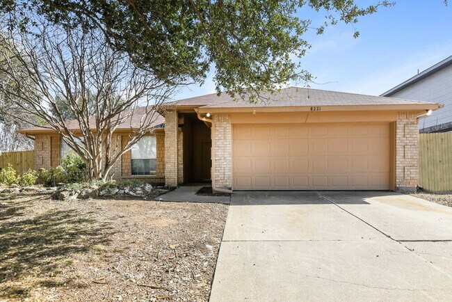 8221 Cloverglen Ln Fort Worth, TX 76123