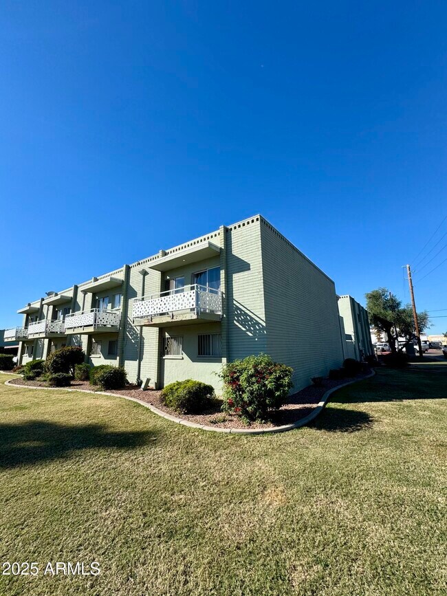 1702 W Tuckey Ln Phoenix, AZ 85015
