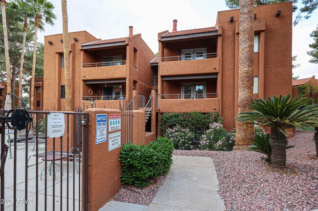 4704 E Paradise Vlg Pkwy S Phoenix, AZ 85032