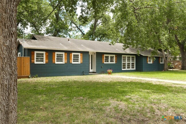 621 Hackberry St Seguin, TX 78155