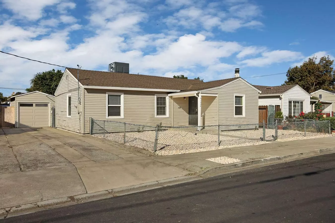 1924 Deodar Ave