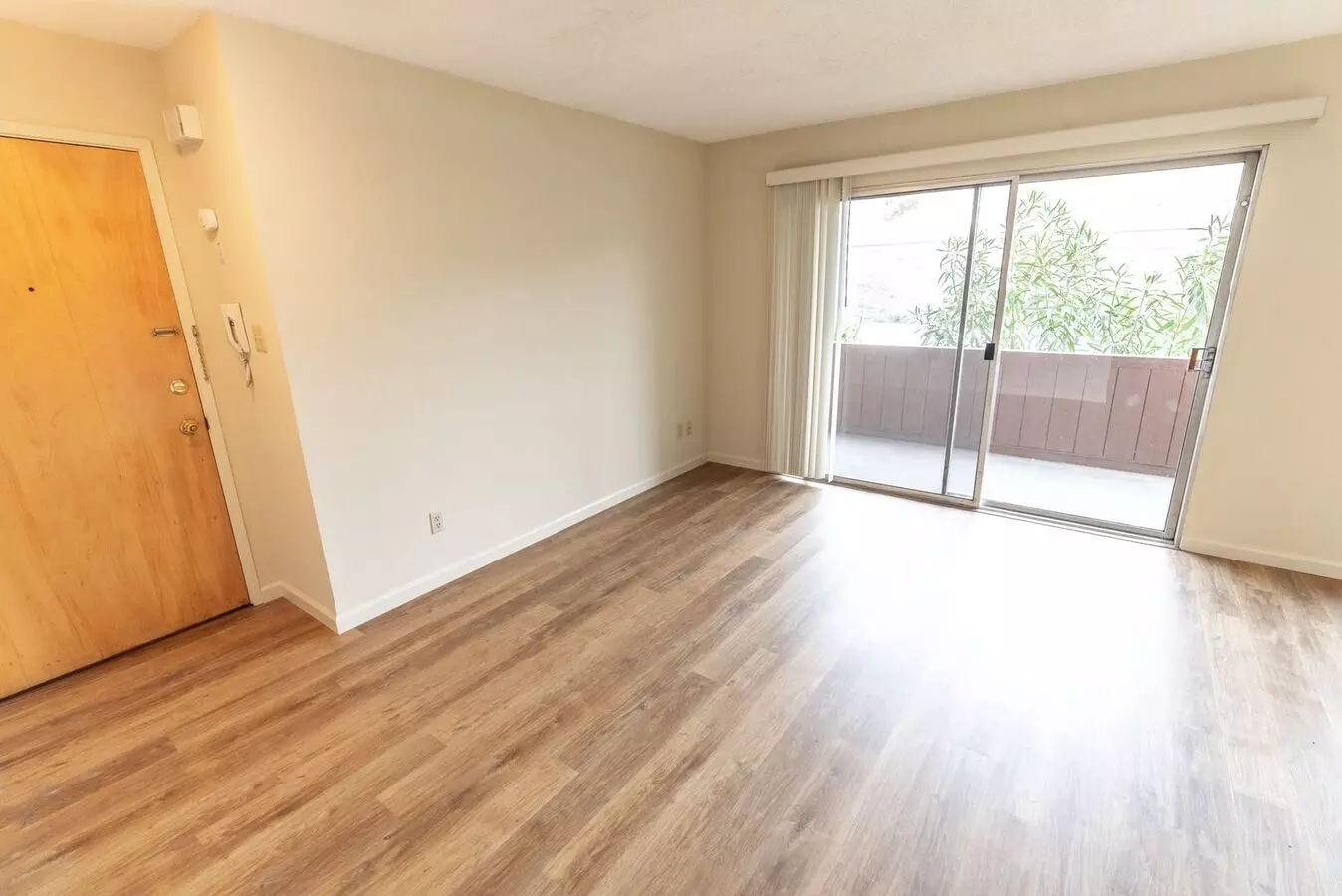 Sunny-spacious 3 Bedroom, 1 Bathroom, With Modern Fixtures And Hardwood Floor Throughout**move In Special....
