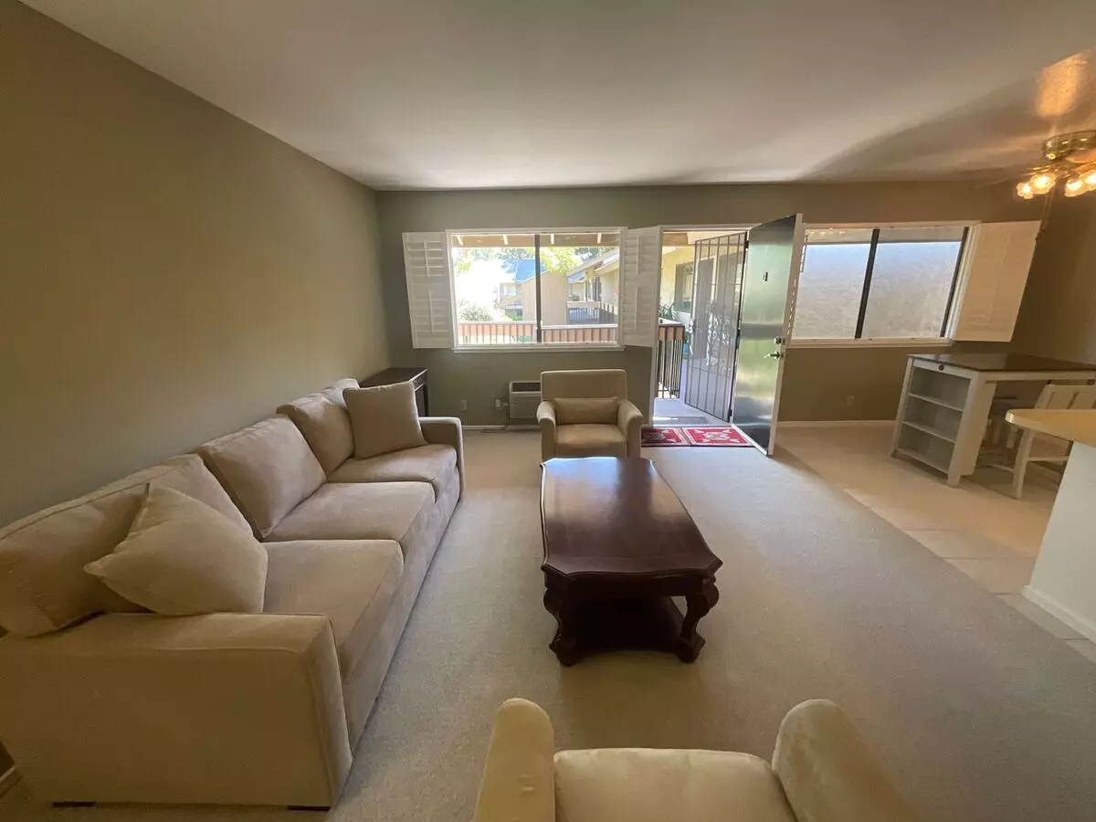 Available Now Is A Beautiful Condo Located In Campbell!