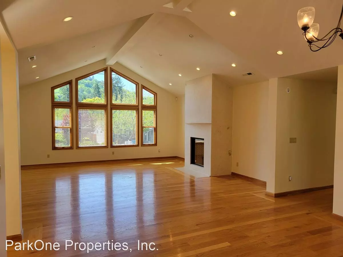 3280 Gloria Terrace