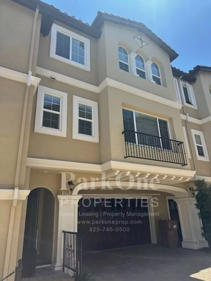 Nicely Updated Townhouse Close to Downtown