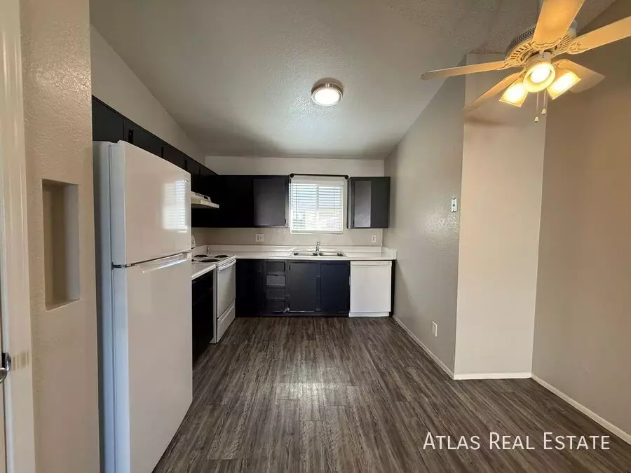 465 West Ivyglen 8