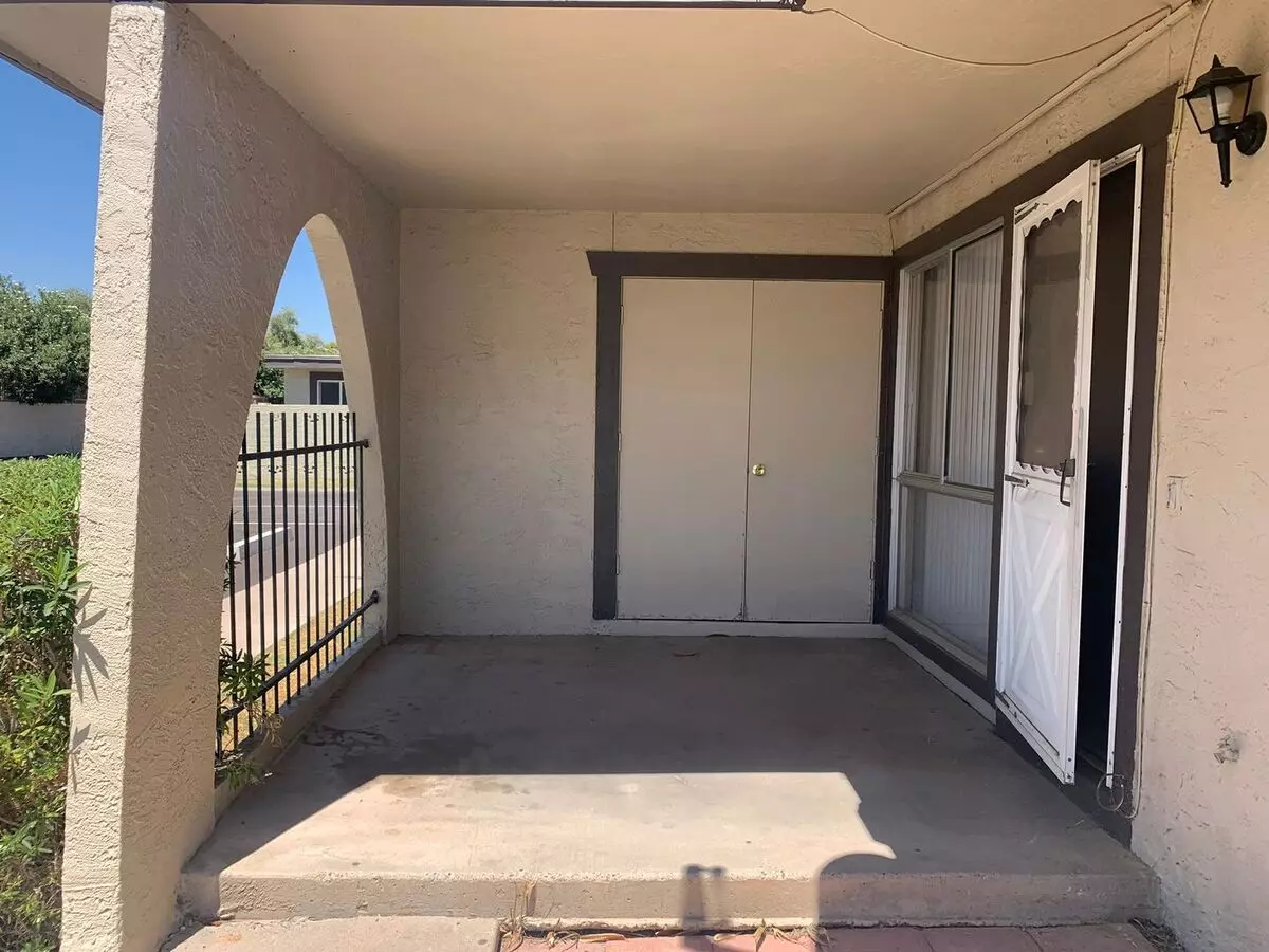 Cute townhome available in Mesa